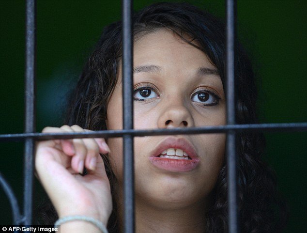 Σοκ: 19χρονη σκότωσε τη μητέρα της, στρίμωξε το πτώμα της σε βαλίτσα και αστειεύεται μέσα στη φυλακή [εικόνες] | iefimerida.gr 0