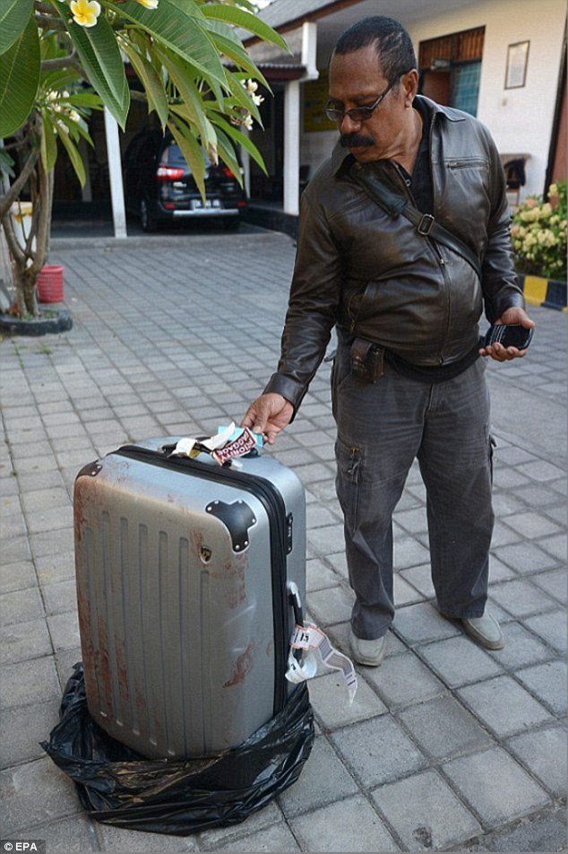 Σοκ: 19χρονη σκότωσε τη μητέρα της, στρίμωξε το πτώμα της σε βαλίτσα και αστειεύεται μέσα στη φυλακή [εικόνες] | iefimerida.gr 6