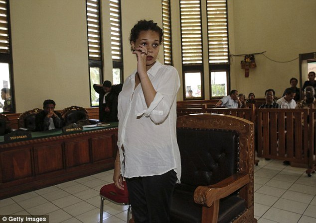 Σοκ: 19χρονη σκότωσε τη μητέρα της, στρίμωξε το πτώμα της σε βαλίτσα και αστειεύεται μέσα στη φυλακή [εικόνες] | iefimerida.gr 7