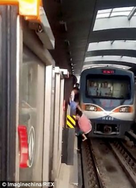 Απίστευτες σκηνές: Εγκυος έπεσε στις γραμμές του Μετρό -Πώς γλίτωσε αν και το τρένο πέρασε από πάνω της [εικόνες] | iefimerida.gr 2