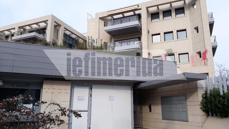 Και μπογιές έριξαν στο κτίριο οι αναρχικοί