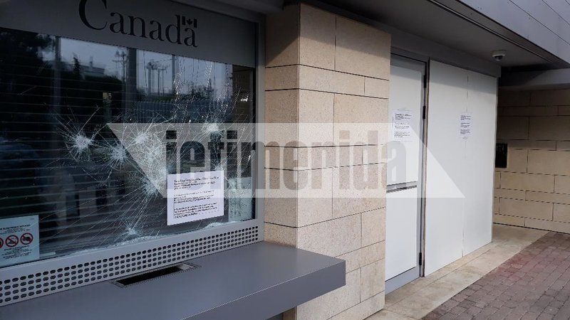 Οι ζημιές στις τζαμαρίες που προκάλεσαν τα μέλη του Ρουβίκωνα