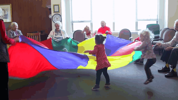 Ενωσαν γηροκομείο και νηπιαγωγείο στο Σιάτλ και το αποτέλεσμα είναι συγκινητικό [εικόνες&βίντεο] | iefimerida.gr 6