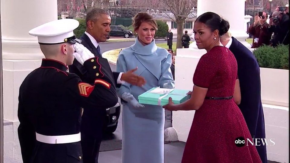 Το δώρο-μυστήριο που πρόσφερε η Μελάνια Τραμπ στη Μισέλ Ομπάμα [εικόνες & βίντεο] | iefimerida.gr 2