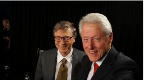 Ο «κακός» Μπιλ Κλίντον την... έσπασε σε πιτσιρίκα -Εισέβαλε στη φωτογραφία της [εικόνες] | iefimerida.gr 2