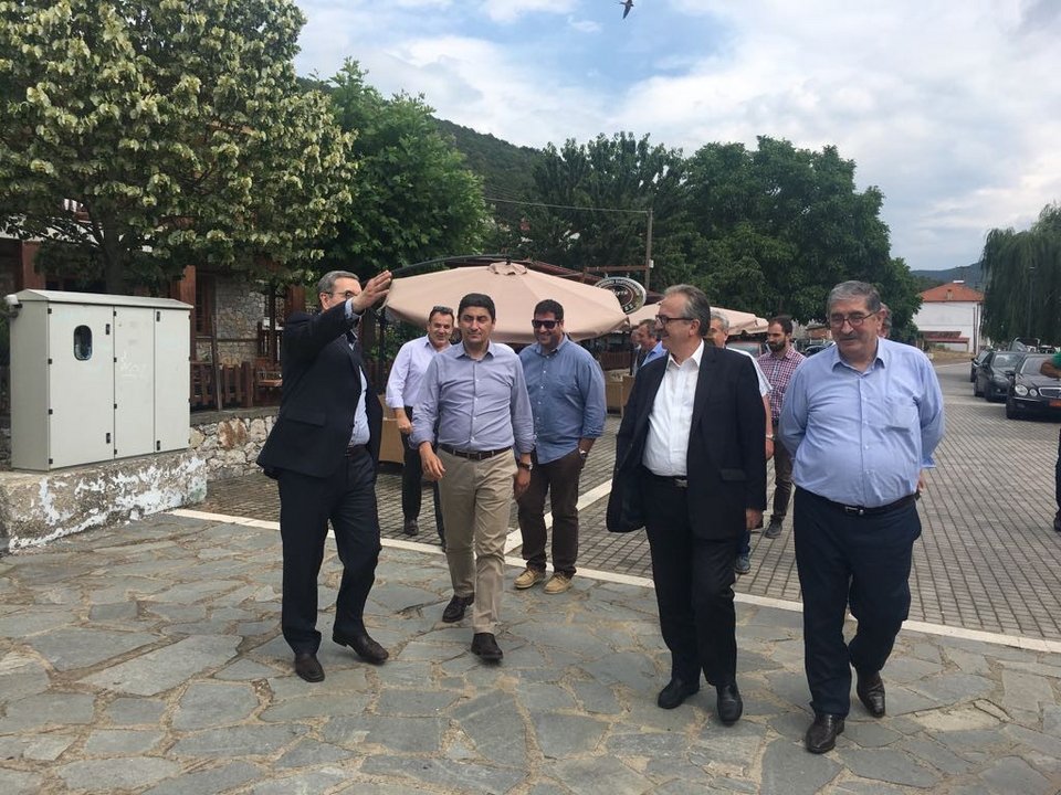 Ο Αυγενάκης πήγε στους Ψαράδες Πρεσπών, μετά τη συμφωνία -Τι είπε στους κατοίκους  [εικόνες] | iefimerida.gr 2