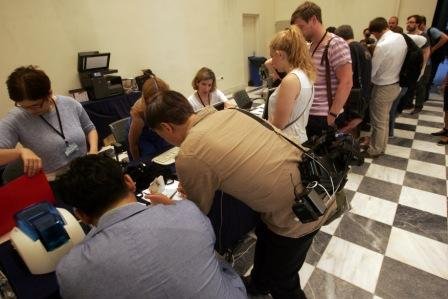 Απόβαση ξένων δημοσιογράφων στην Αθήνα [εικόνες] | iefimerida.gr 1