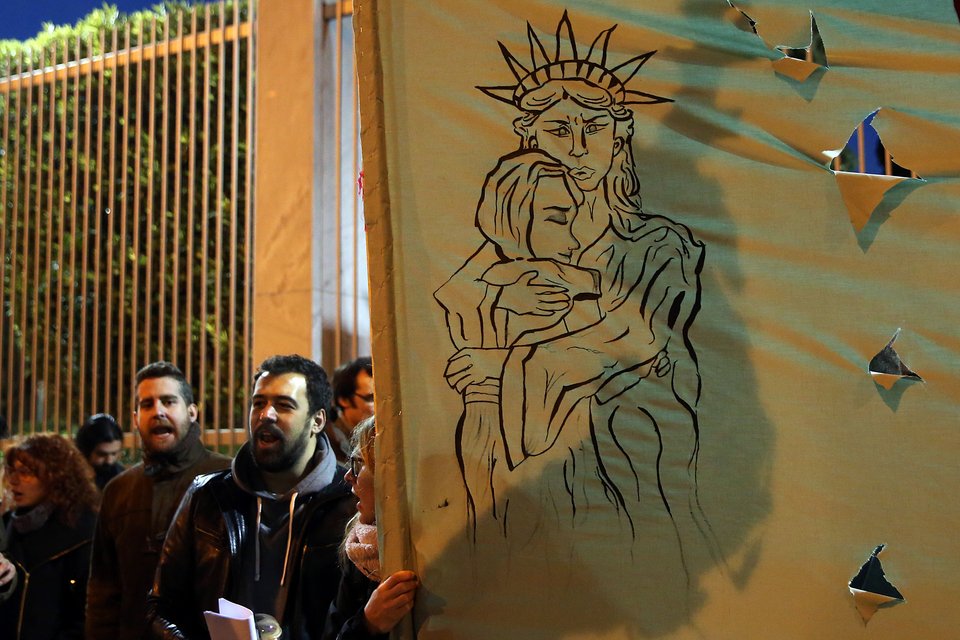 H νεολαία ΣΥΡΙΖΑ διαδήλωσε κατά του Ντόναλντ Τραμπ [εικόνες] | iefimerida.gr 1