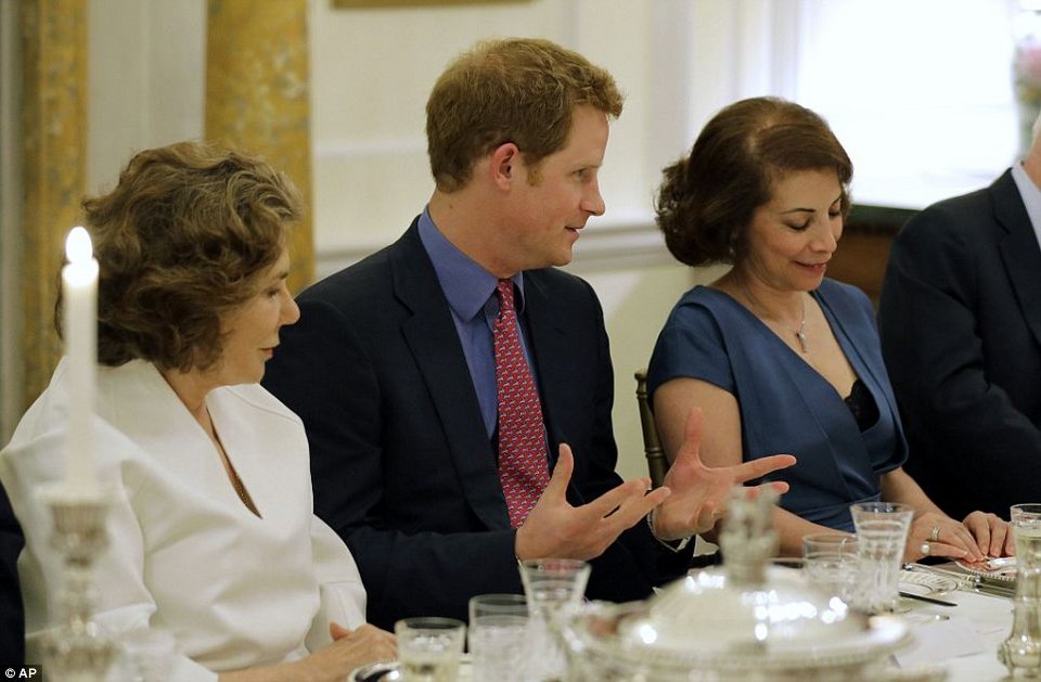 Ο Πρίγκιπας Χάρι στο Λευκό Οίκο – «Εκλεψε» τις καρδιές του γυναικείου προσωπικού [εικόνες] | iefimerida.gr 13