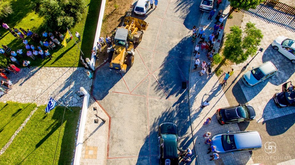  Η άφιξη γαμπρού στην  εκκλησία που επισκίασε την νύφη -Πήγε με μπουλντόζα [εικόνες] | iefimerida.gr 1