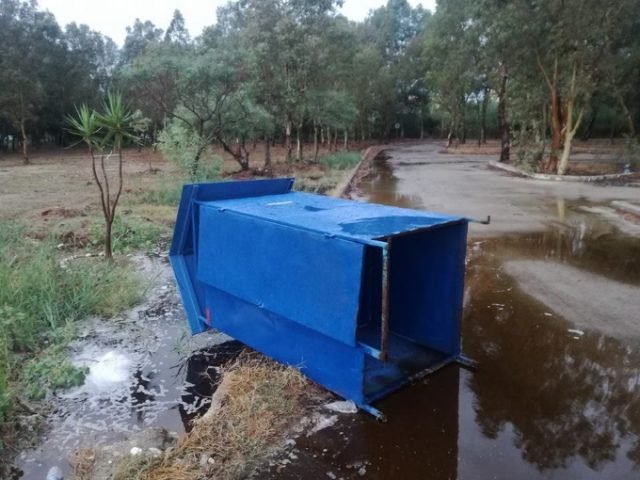 Πρέβεζα: Στο έλεος της κακοκαιρίας το κέντρο της πόλης -Πτώσεις δέντρων και βραχυκύκλωμα [εικόνες] | iefimerida.gr 1