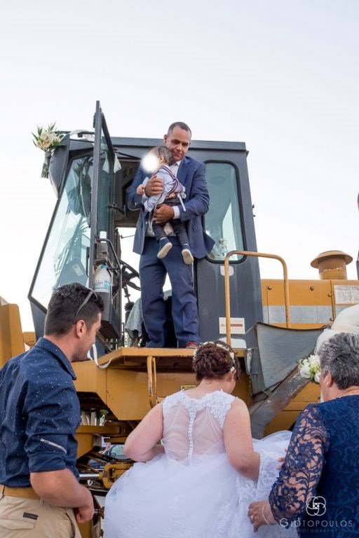  Η άφιξη γαμπρού στην  εκκλησία που επισκίασε την νύφη -Πήγε με μπουλντόζα [εικόνες] | iefimerida.gr 2