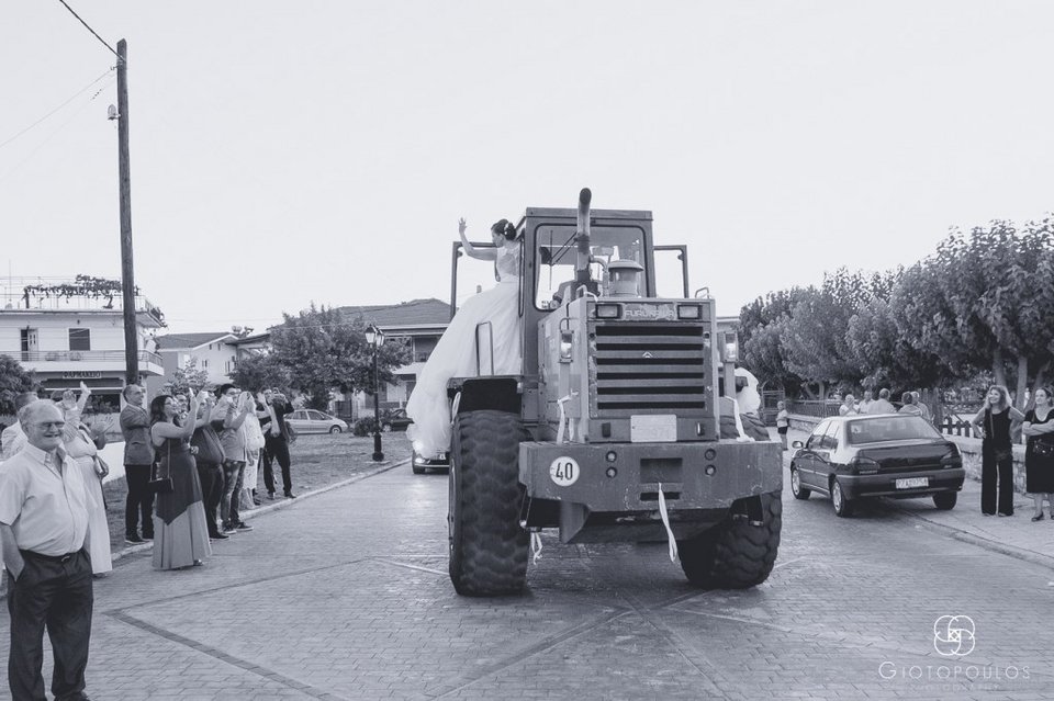  Η άφιξη γαμπρού στην  εκκλησία που επισκίασε την νύφη -Πήγε με μπουλντόζα [εικόνες] | iefimerida.gr 3