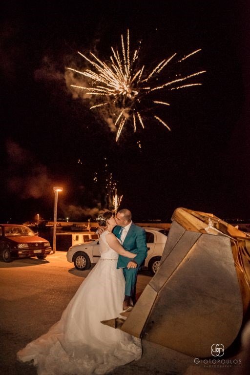  Η άφιξη γαμπρού στην  εκκλησία που επισκίασε την νύφη -Πήγε με μπουλντόζα [εικόνες] | iefimerida.gr 4