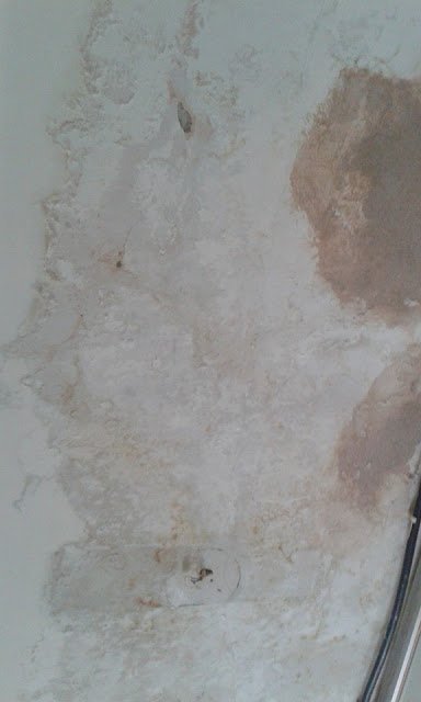 Εικόνες ντροπής από το νοσοκομείο Πρέβεζας -Με κουβάδες μαζεύουν τα νερά που στάζουν στο χειρουργείο | iefimerida.gr 1