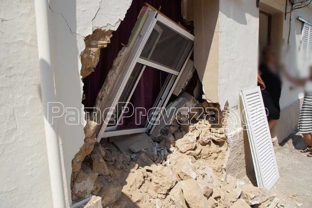 Πρέβεζα: «Καρφώθηκε» με το αυτοκίνητό του μέσα στο σπίτι [εικόνες] | iefimerida.gr 4