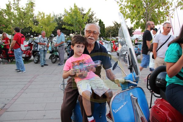 Καλλιστεία βέσπας στην Πρέβεζα: Ο 85χρονος αναβάτης που έκλεψε την παράσταση [εικόνες] | iefimerida.gr 0