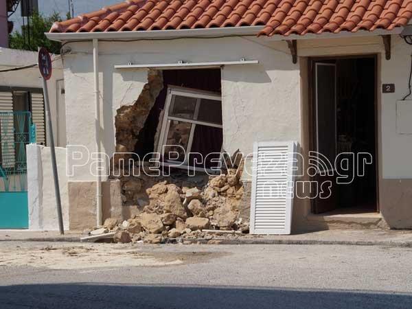 Πρέβεζα: «Καρφώθηκε» με το αυτοκίνητό του μέσα στο σπίτι [εικόνες] | iefimerida.gr 1