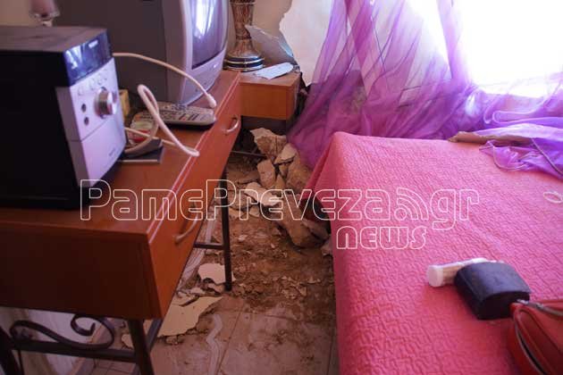 Πρέβεζα: «Καρφώθηκε» με το αυτοκίνητό του μέσα στο σπίτι [εικόνες] | iefimerida.gr 2