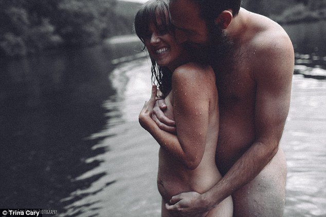  Πόζαρε γυμνή με ραγάδες και ατέλειες, αγκαλιά με τον άντρα της, μετά από 2 γέννες [εικόνες] | iefimerida.gr 4