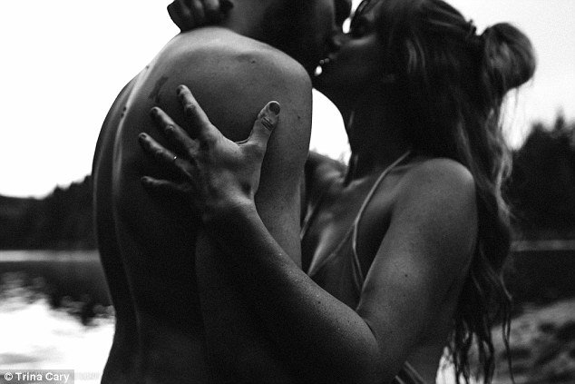  Πόζαρε γυμνή με ραγάδες και ατέλειες, αγκαλιά με τον άντρα της, μετά από 2 γέννες [εικόνες] | iefimerida.gr 2