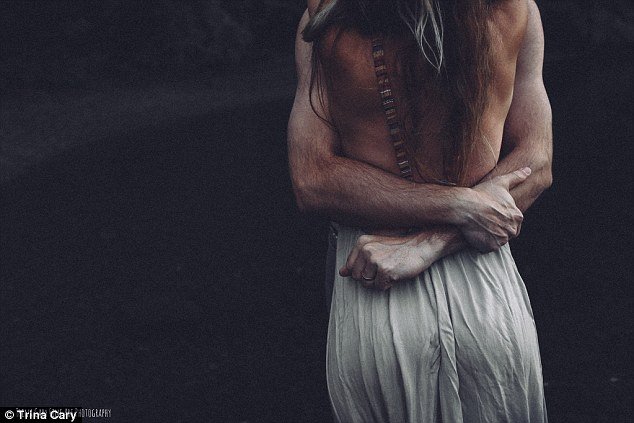  Πόζαρε γυμνή με ραγάδες και ατέλειες, αγκαλιά με τον άντρα της, μετά από 2 γέννες [εικόνες] | iefimerida.gr 6