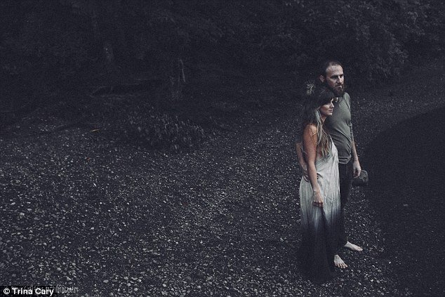  Πόζαρε γυμνή με ραγάδες και ατέλειες, αγκαλιά με τον άντρα της, μετά από 2 γέννες [εικόνες] | iefimerida.gr 1