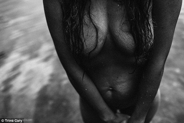  Πόζαρε γυμνή με ραγάδες και ατέλειες, αγκαλιά με τον άντρα της, μετά από 2 γέννες [εικόνες] | iefimerida.gr 5