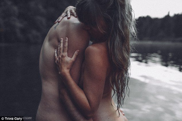  Πόζαρε γυμνή με ραγάδες και ατέλειες, αγκαλιά με τον άντρα της, μετά από 2 γέννες [εικόνες] | iefimerida.gr 8