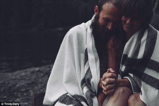  Πόζαρε γυμνή με ραγάδες και ατέλειες, αγκαλιά με τον άντρα της, μετά από 2 γέννες [εικόνες] | iefimerida.gr 7