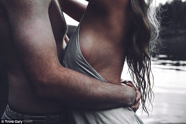  Πόζαρε γυμνή με ραγάδες και ατέλειες, αγκαλιά με τον άντρα της, μετά από 2 γέννες [εικόνες] | iefimerida.gr 9