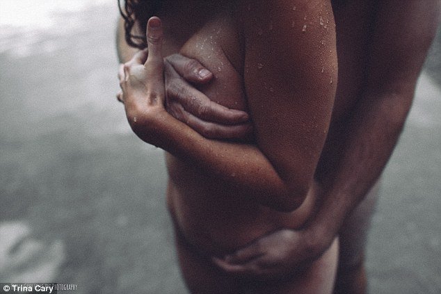  Πόζαρε γυμνή με ραγάδες και ατέλειες, αγκαλιά με τον άντρα της, μετά από 2 γέννες [εικόνες] | iefimerida.gr 10