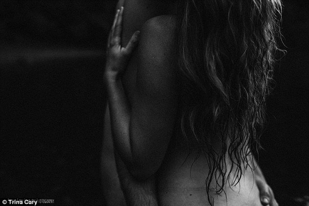  Πόζαρε γυμνή με ραγάδες και ατέλειες, αγκαλιά με τον άντρα της, μετά από 2 γέννες [εικόνες] | iefimerida.gr 3