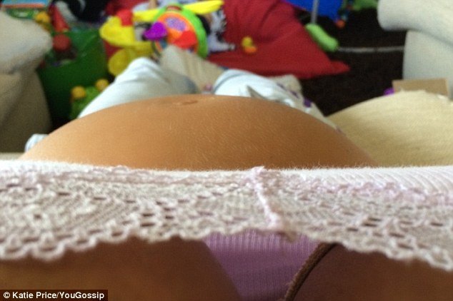 Η Κέιτ Πράις ξαπλώνει νωχελικά στον καναπέ και μας δείχνει τη φουσκωμένη της κοιλιά [εικόνες] | iefimerida.gr 0