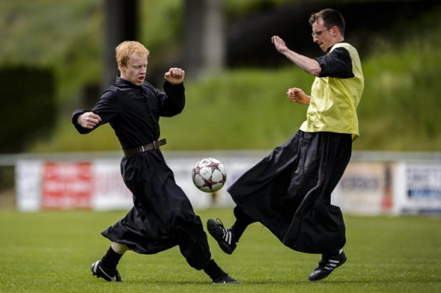 Το «άγιο» ποδόσφαιρο -Οταν ιερείς με ράσα αποφασίζουν να κάνουν τάκλιν και να σκοράρουν [εικόνες] | iefimerida.gr 1