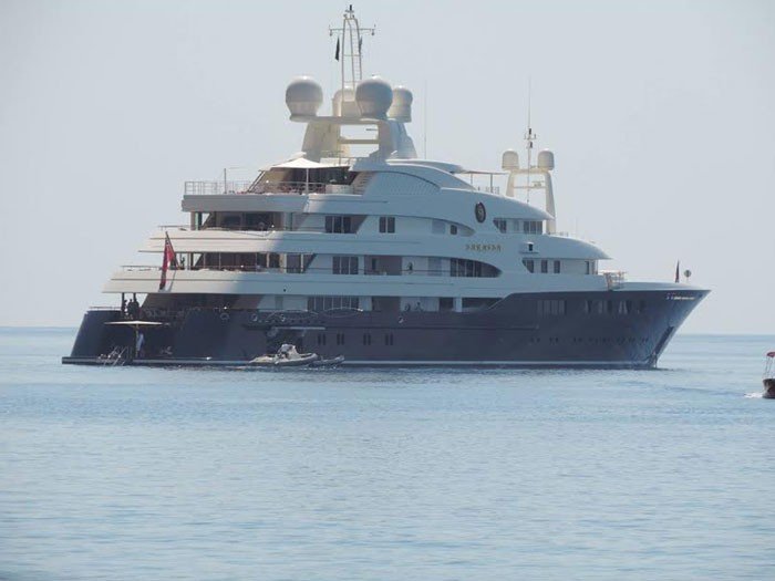 Ενας πρίγκιπας στην Κρήτη -Με πολυτελή θαλαμηγό που έκλεψε τα βλέμματα [εικόνες & βίντεο] | iefimerida.gr 2