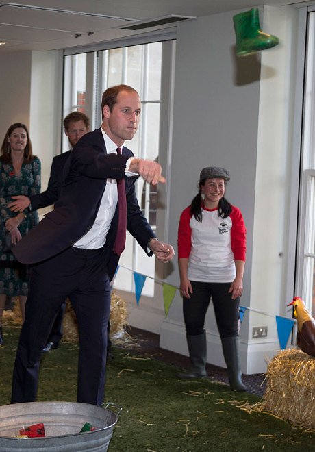 Παιχνίδια γαλαζοαίματων: Η Κέιτ και οι πρίγκιπες σε διαγωνισμό πετάγματος γαλότσας [εικόνες&βίντεο] | iefimerida.gr 0