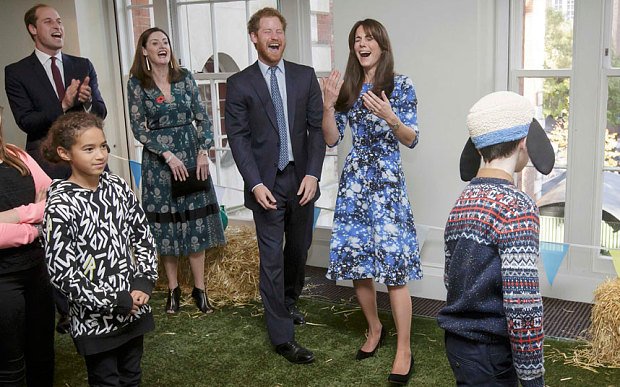 Παιχνίδια γαλαζοαίματων: Η Κέιτ και οι πρίγκιπες σε διαγωνισμό πετάγματος γαλότσας [εικόνες&βίντεο] | iefimerida.gr 1