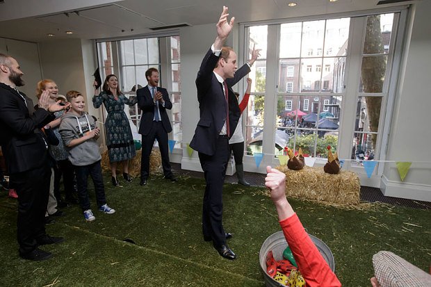 Παιχνίδια γαλαζοαίματων: Η Κέιτ και οι πρίγκιπες σε διαγωνισμό πετάγματος γαλότσας [εικόνες&βίντεο] | iefimerida.gr 2