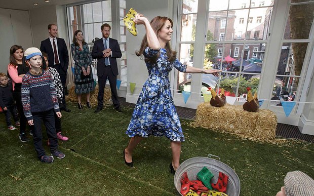 Παιχνίδια γαλαζοαίματων: Η Κέιτ και οι πρίγκιπες σε διαγωνισμό πετάγματος γαλότσας [εικόνες&βίντεο] | iefimerida.gr 3