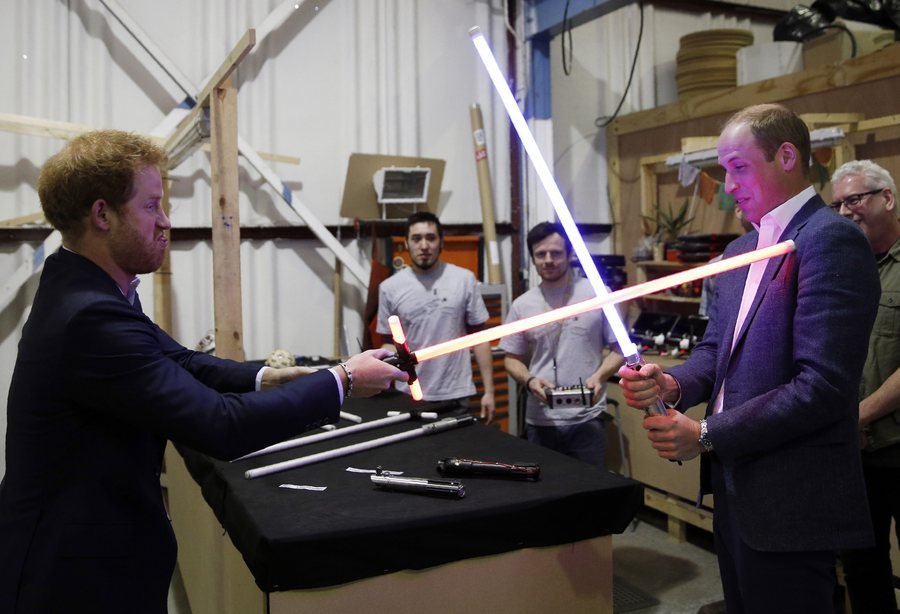 Οι πρίγκιπες «μονομάχησαν» -Γουίλιαμ και Χάρι με τα φωτόσπαθα στο χέρι [εικόνες & βίντεο] | iefimerida.gr 1