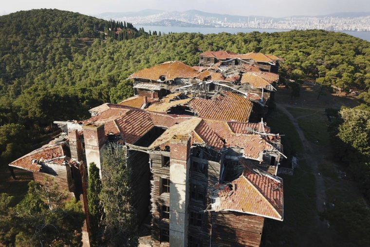 Κάθε μέρα πέφτει και ένα κομμάτι από τη στέγη και τους τοίχοπυς στο Ορφανοτροφείο στα Πριγκηπονήσια