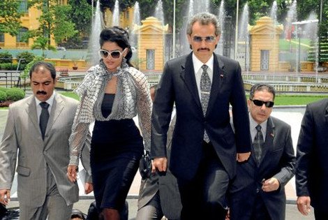 Ποιος είναι ο Σαουδάραβας κροίσος που συναντήθηκε με τον Σαμαρά -Η καλλονή σύζυγος, η εκκεντρική παρουσία στο γάμο της Μίντλετον και οι διάσημες φιλίες του [εικόνες]  | iefimerida.gr 8