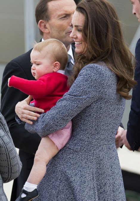 O πρίγκιπας Τζορτζ έκλεψε ξανά τις εντυπώσεις από τη «σταρ» Κέιτ Μίντλετον -Οι απίστευτες γκριμάτσες και το κόκκινο-ροζ κοστούμι του [εικόνες] | iefimerida.gr 9