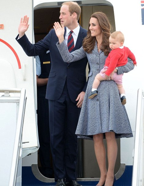 O πρίγκιπας Τζορτζ έκλεψε ξανά τις εντυπώσεις από τη «σταρ» Κέιτ Μίντλετον -Οι απίστευτες γκριμάτσες και το κόκκινο-ροζ κοστούμι του [εικόνες] | iefimerida.gr 0