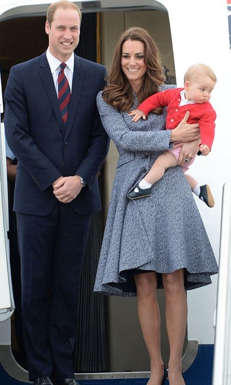 O πρίγκιπας Τζορτζ έκλεψε ξανά τις εντυπώσεις από τη «σταρ» Κέιτ Μίντλετον -Οι απίστευτες γκριμάτσες και το κόκκινο-ροζ κοστούμι του [εικόνες] | iefimerida.gr 1