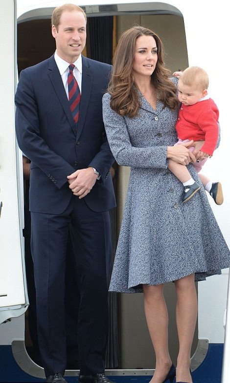 O πρίγκιπας Τζορτζ έκλεψε ξανά τις εντυπώσεις από τη «σταρ» Κέιτ Μίντλετον -Οι απίστευτες γκριμάτσες και το κόκκινο-ροζ κοστούμι του [εικόνες] | iefimerida.gr 2