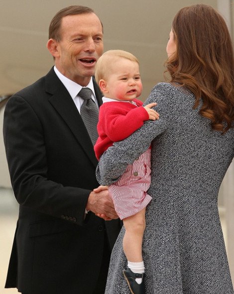 O πρίγκιπας Τζορτζ έκλεψε ξανά τις εντυπώσεις από τη «σταρ» Κέιτ Μίντλετον -Οι απίστευτες γκριμάτσες και το κόκκινο-ροζ κοστούμι του [εικόνες] | iefimerida.gr 3