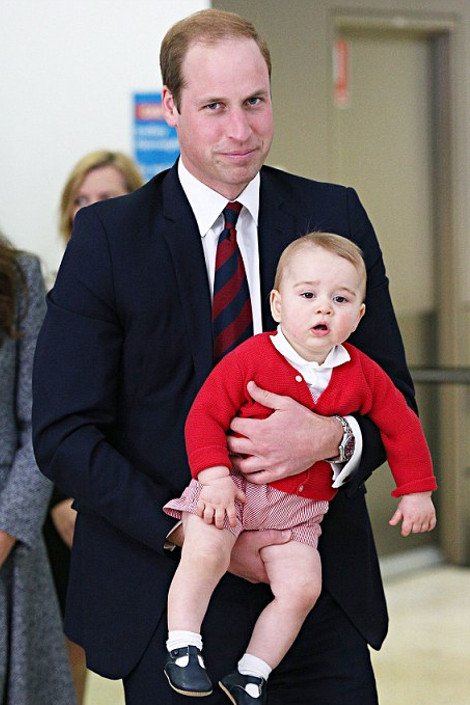 O πρίγκιπας Τζορτζ έκλεψε ξανά τις εντυπώσεις από τη «σταρ» Κέιτ Μίντλετον -Οι απίστευτες γκριμάτσες και το κόκκινο-ροζ κοστούμι του [εικόνες] | iefimerida.gr 4