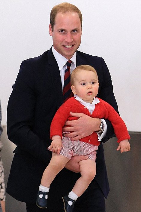 O πρίγκιπας Τζορτζ έκλεψε ξανά τις εντυπώσεις από τη «σταρ» Κέιτ Μίντλετον -Οι απίστευτες γκριμάτσες και το κόκκινο-ροζ κοστούμι του [εικόνες] | iefimerida.gr 5